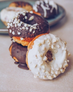 donuts con cobertura negra y blanca elaborados con copos de avena